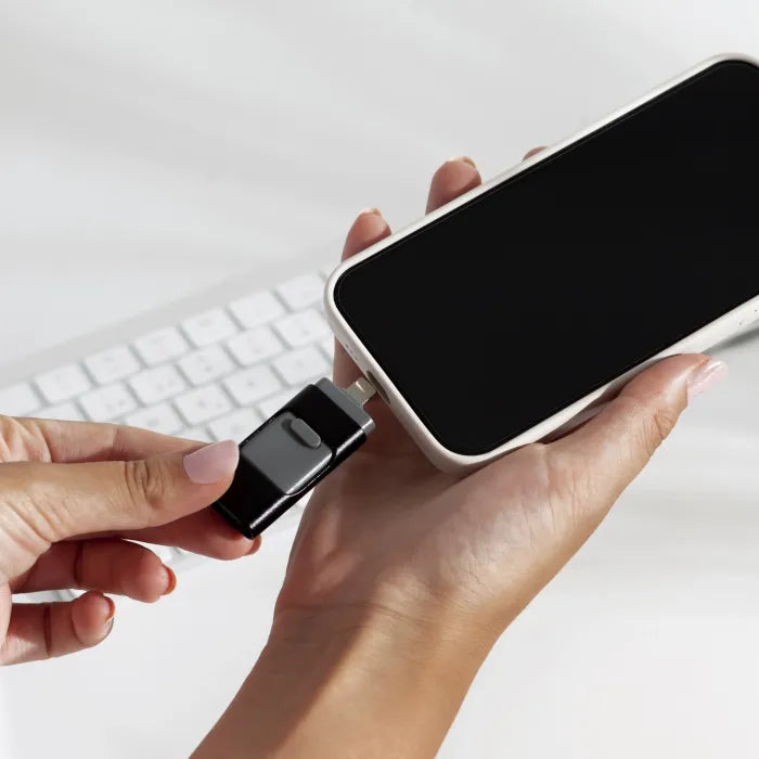 4-in-1 USB Memory - Lightning-fast image transfer